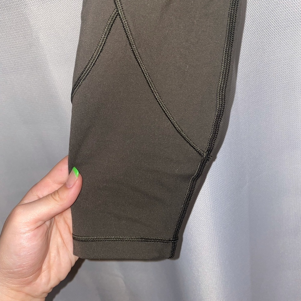 LULULEMON: size 6 Invigorate leggings